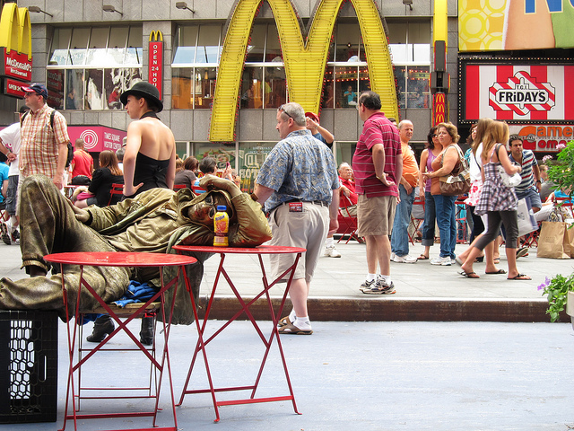 Locura Financiera: El Consumidor Estadounidense está Ahorrando Menos